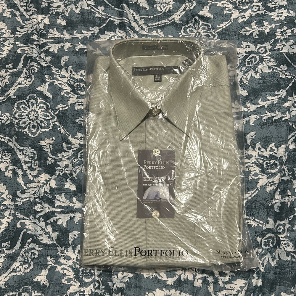 Men’s green top